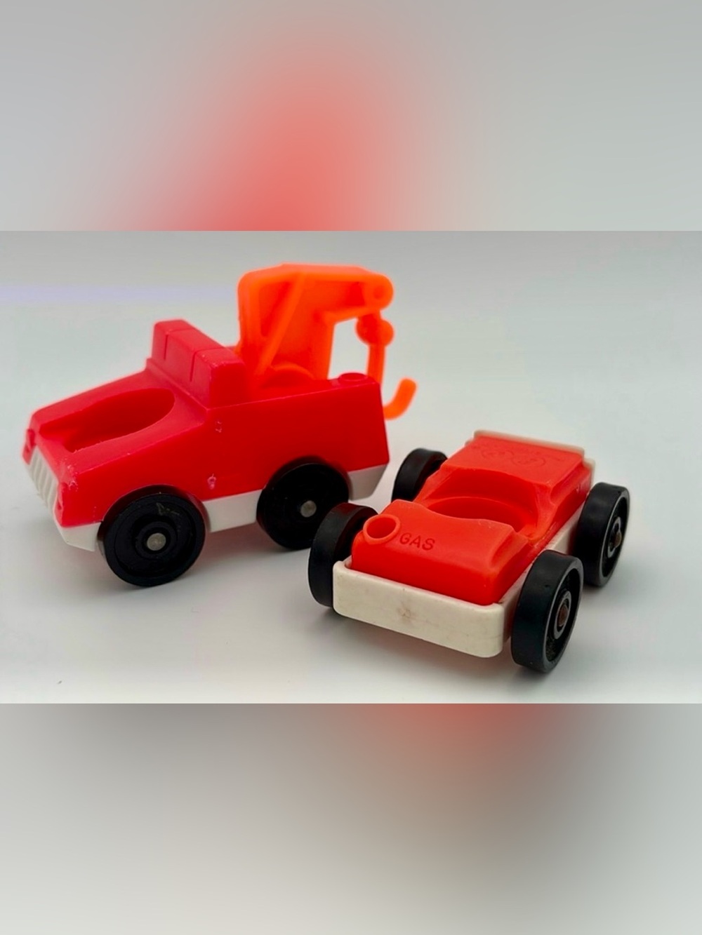 FISHER-PRICE - LITTLE PEOPLE TOW TRUCK & CAR W FIGURE -VINTAGE 70’s -COLLECTIBLE